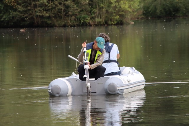 Unveiling temporal and spatial patterns of microplastic burial in freshwaters through a reservoir as a stepping stone